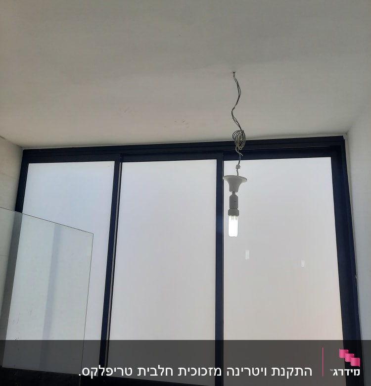 חלון עם מסגרת אלומיניום כהה